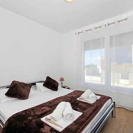 Laura Apartment *