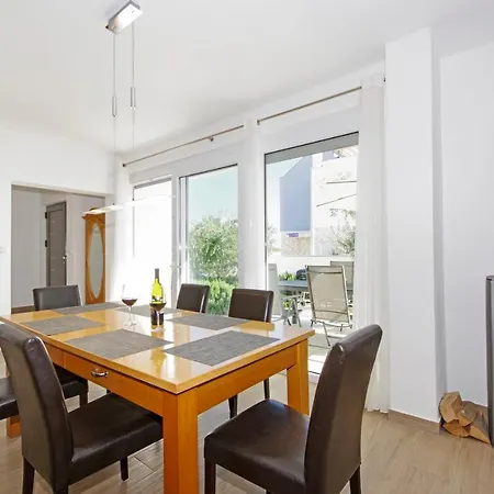 Laura Apartment *