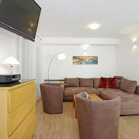 Laura Apartment *