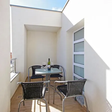 Laura Apartment *