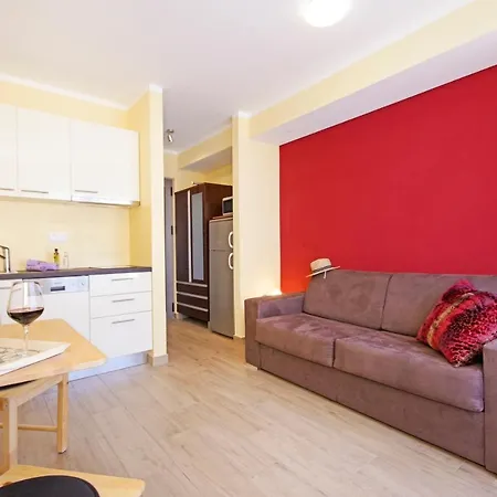 Laura Apartment *
