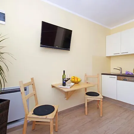 Laura Apartment *