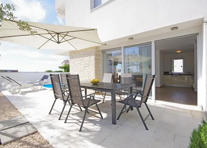 Laura Апартаменты Привлака